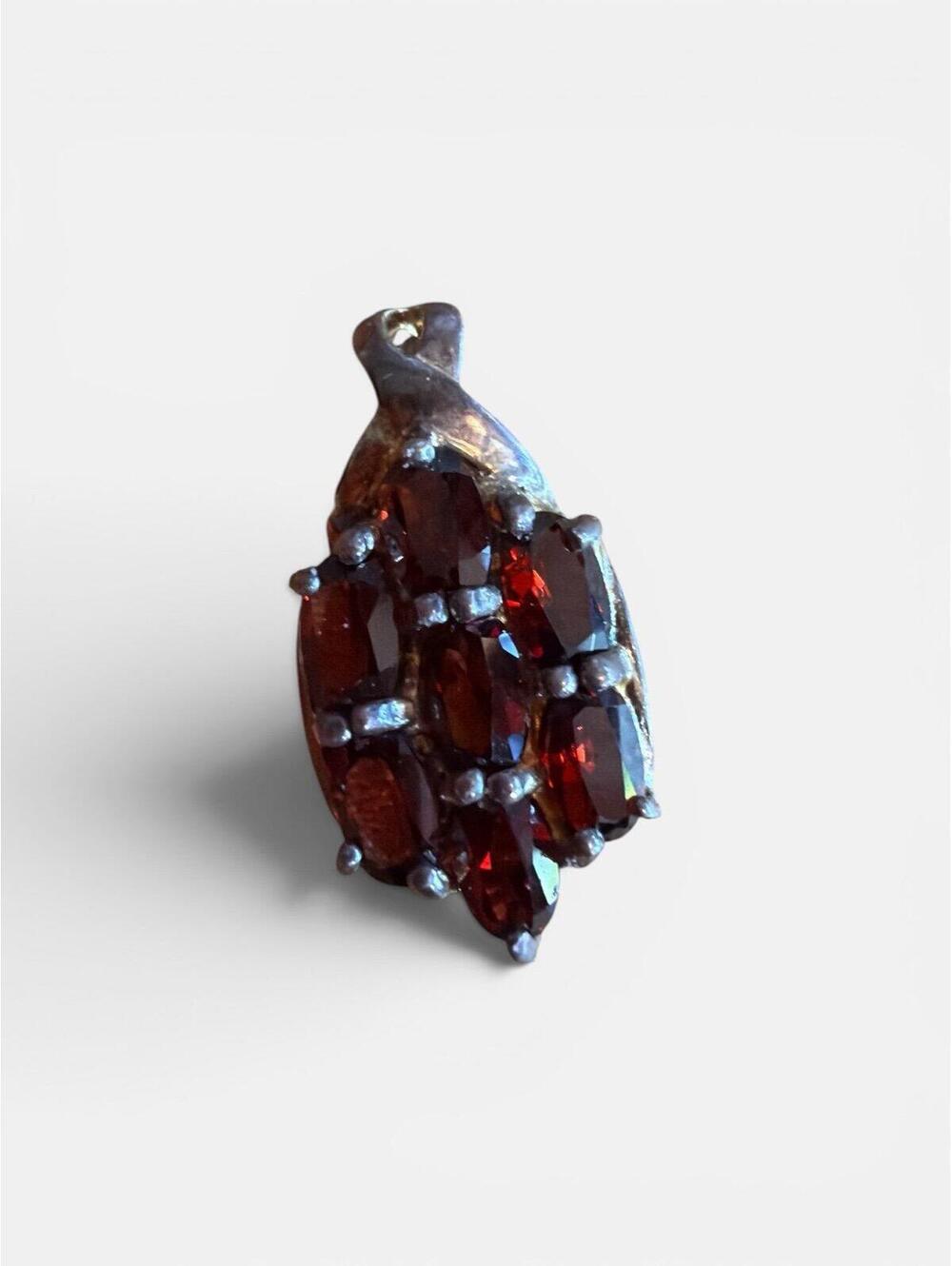 Sterling silver pendant with oval-cut Mozambique garnet gemstones in cluster set